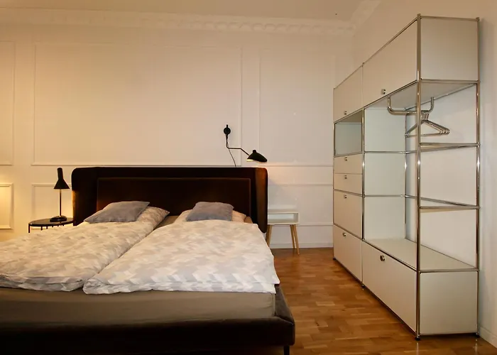 Zentrales Hochwertiges Gruenderzeit-Apartment Thomasius